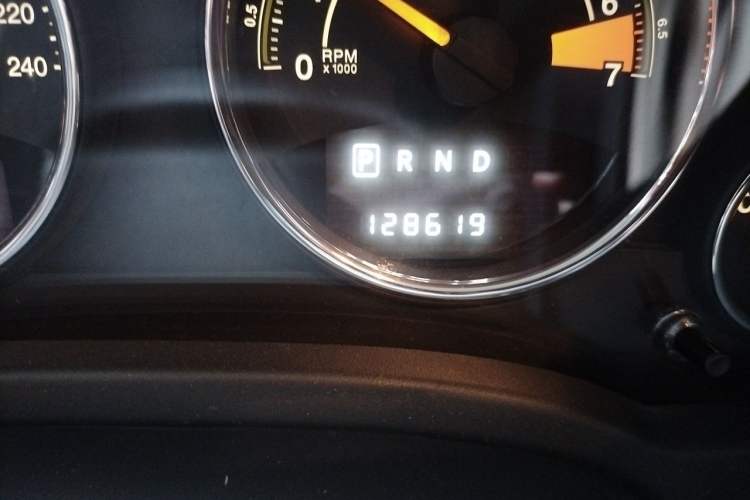 Used Jeep Compass 2013 2.4L four-wheel-drive sport version Odometer Close Up