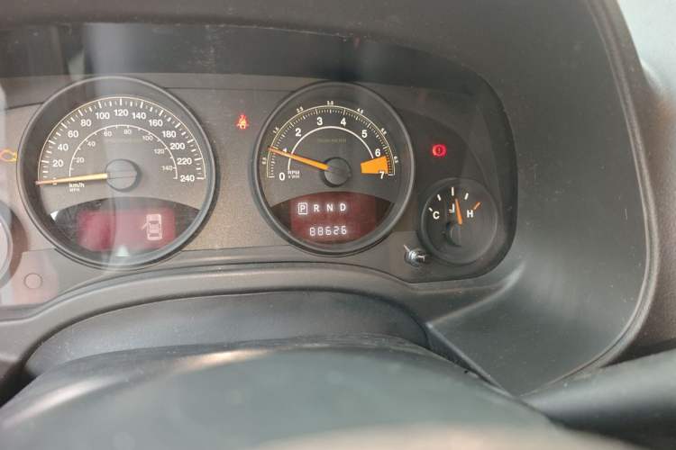 Used Jeep Compass 2013 2.4L four-wheel-drive sport version Odometer Close Up