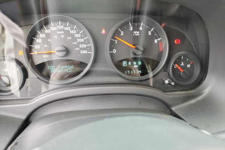 Used Jeep Compass 2013 2.4L four-wheel-drive sport version Odometer Close Up