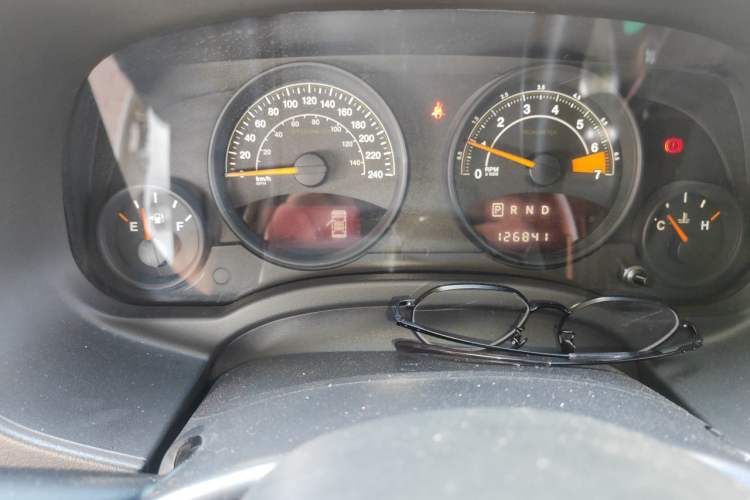 Used Jeep Compass 2013 2.4L four-wheel-drive sport version Odometer Close Up