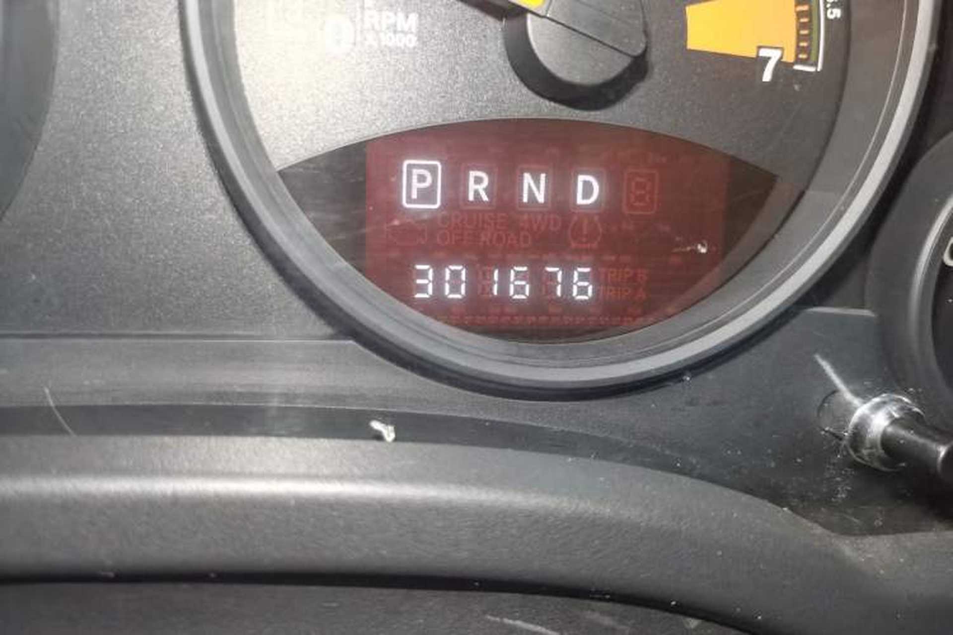 Used Jeep Compass 2013 2.4L four-wheel-drive sport version Odometer Close Up