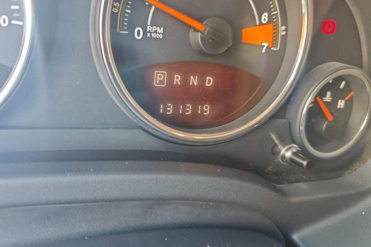 Used Jeep Compass 2013 2.4L four-wheel-drive sport version Odometer Close Up