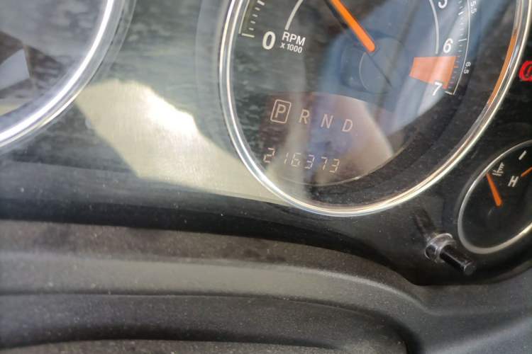 Used Jeep Compass 2013 2.4L four-wheel-drive sport version Odometer Close Up