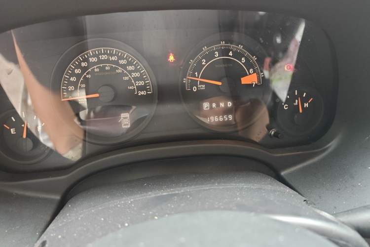 Used Jeep Compass 2013 2.4L four-wheel-drive sport version Odometer Close Up