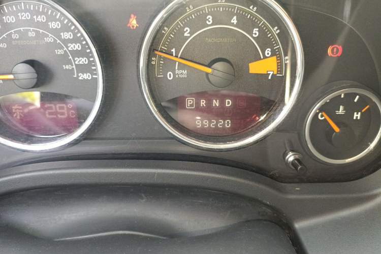 Used Jeep Compass 2013 2.4L four-wheel-drive sport version Odometer Close Up