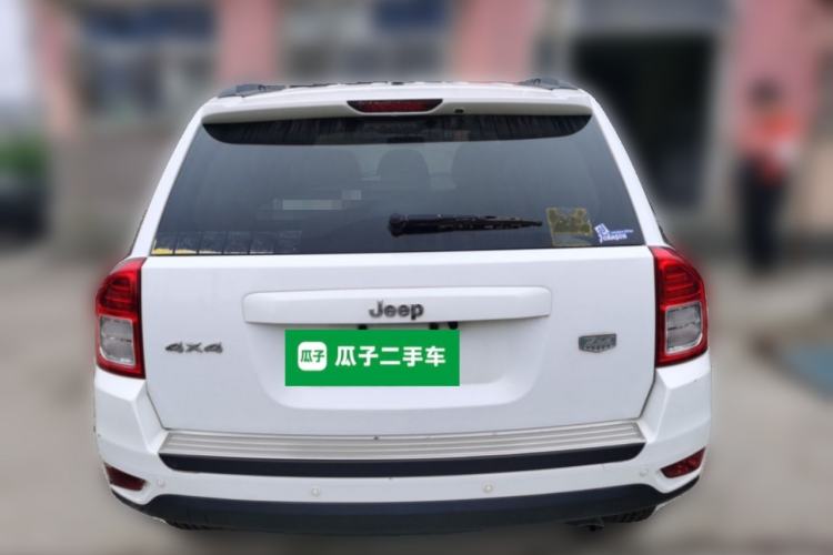 Used Jeep Compass 2013 2.4L four-wheel-drive sport version Rear