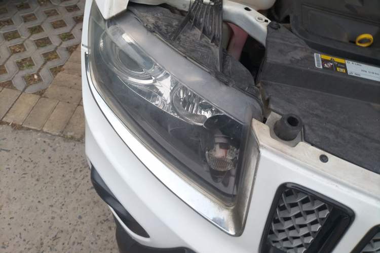 Used Jeep Compass 2013 2.4L four-wheel-drive sport version Right Front Headlight