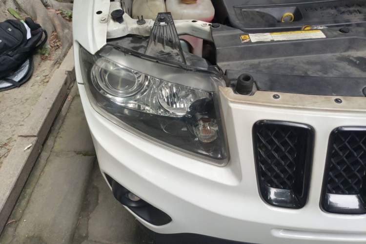 Used Jeep Compass 2013 2.4L four-wheel drive luxury version Right Front Headlight