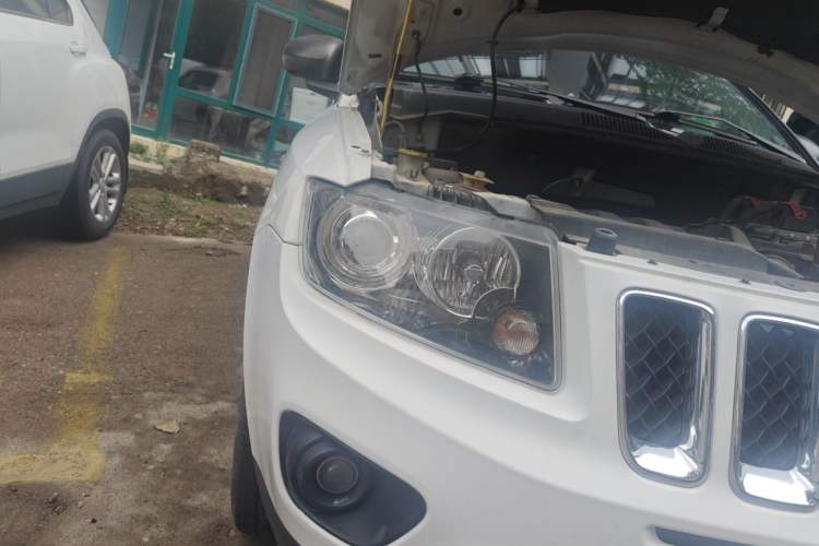 Used Jeep Compass 2013 2.4L four-wheel-drive sport version Right Front Headlight