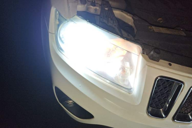 Used Jeep Compass 2013 2.4L four-wheel-drive sport version Right Front Headlight