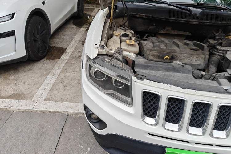 Used Jeep Compass 2013 2.4L four-wheel-drive sport version Right Front Headlight