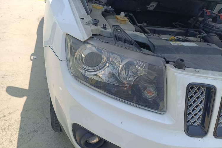 Used Jeep Compass 2013 2.4L four-wheel-drive sport version Right Front Headlight