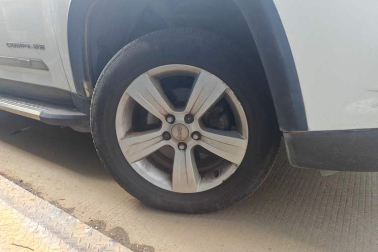Used Jeep Compass 2013 2.0L two-wheel drive sport version Right Front Wheel Hub