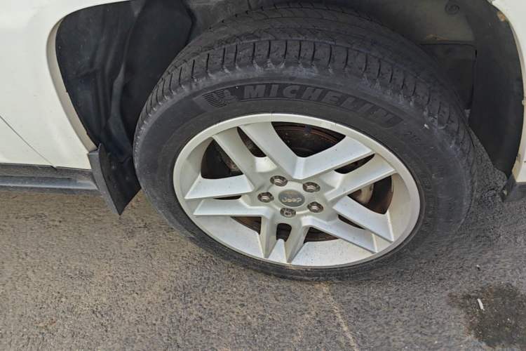 Used Jeep Compass 2013 2.4L four-wheel drive urban version Right Front Wheel Hub