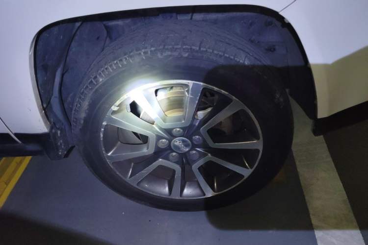 Used Jeep Compass 2013 2.0L two-wheel drive luxury version Right Front Wheel Hub