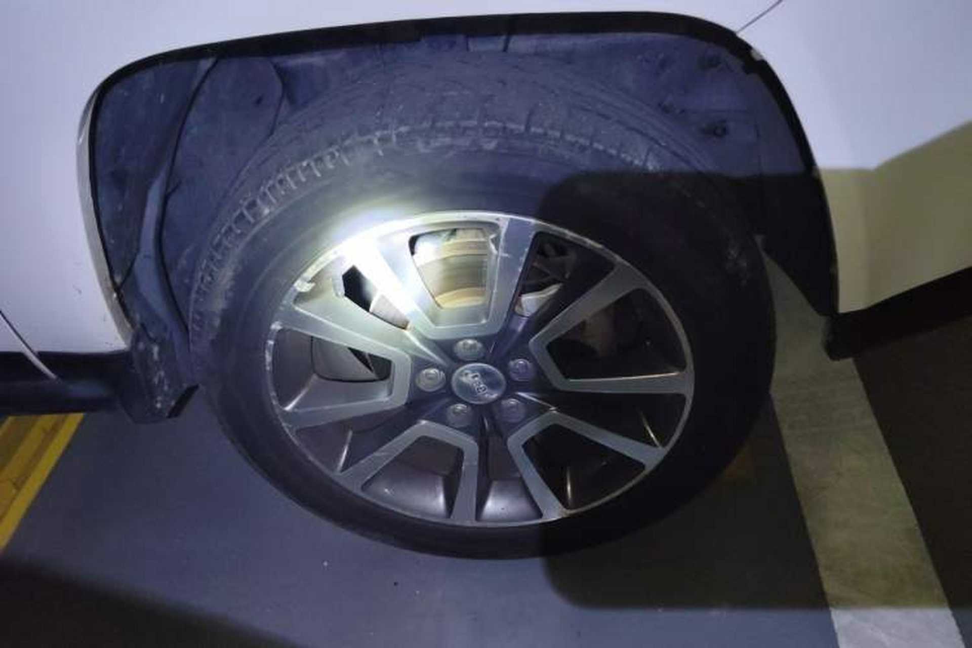 Used Jeep Compass 2013 2.0L two-wheel drive luxury version Right Front Wheel Hub