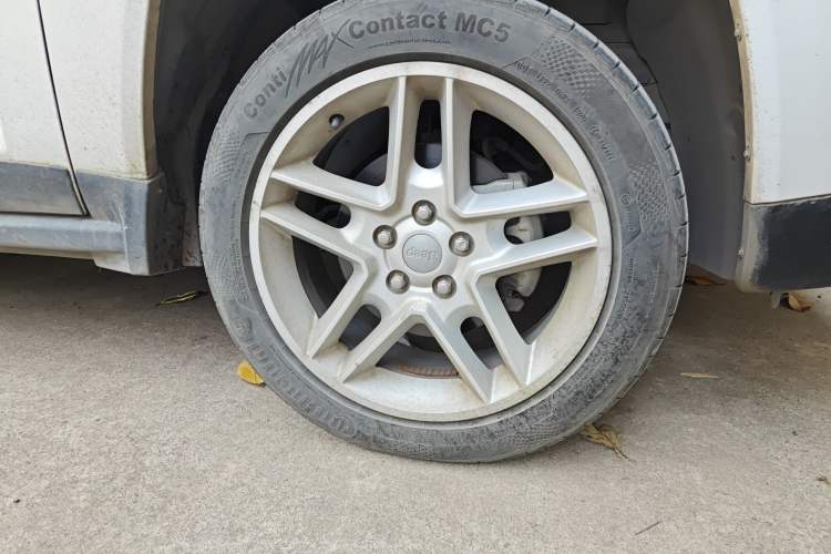 Used Jeep Compass 2013 2.4L four-wheel drive urban version Right Front Wheel Hub