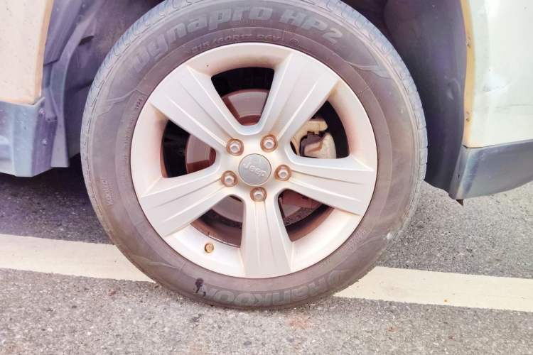 Used Jeep Compass 2013 2.4L four-wheel-drive sport version Right Front Wheel Hub