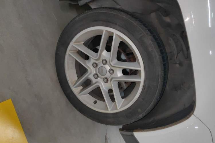 Used Jeep Compass 2013 2.4L four-wheel drive luxury version Right Front Wheel Hub