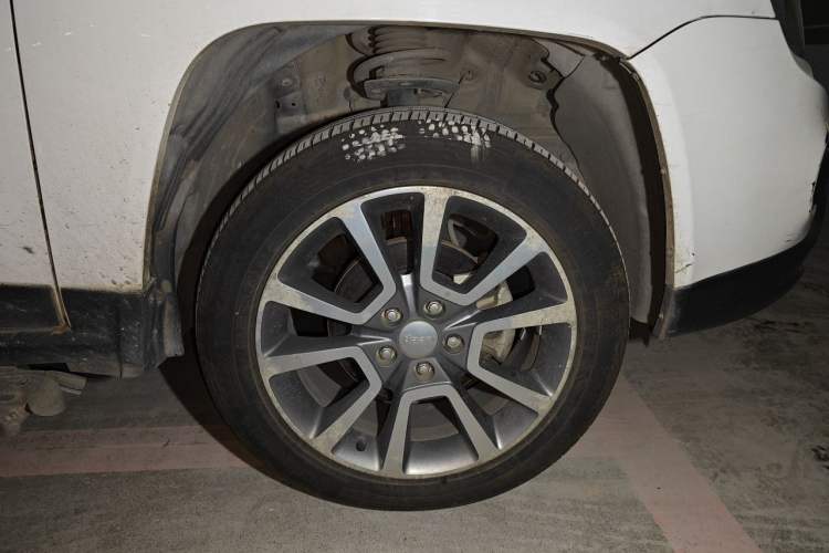 Used Jeep Compass 2013 2.0L two-wheel drive luxury version Right Front Wheel Hub