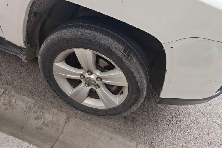 Used Jeep Compass 2013 2.0L two-wheel drive sport version Right Front Wheel Hub