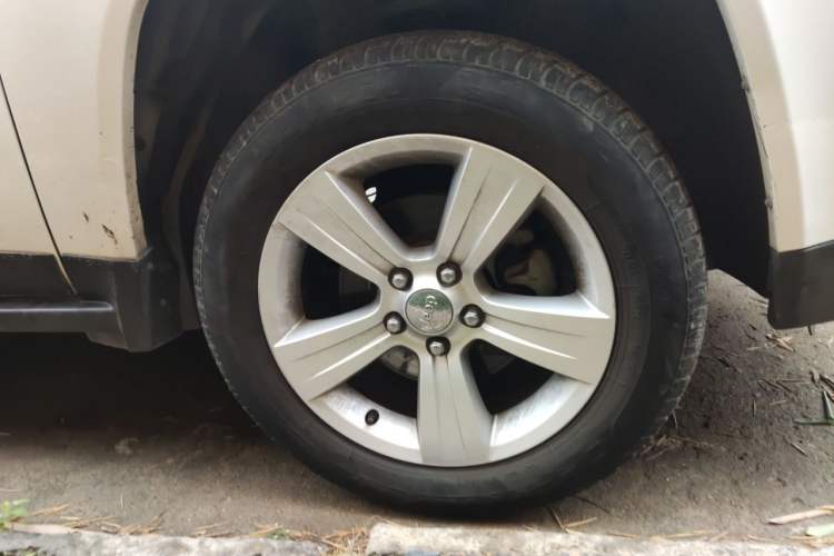 Used Jeep Compass 2013 2.0L two-wheel drive sport version Right Front Wheel Hub