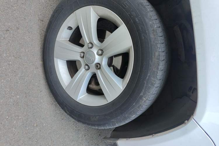 Used Jeep Compass 2013 2.4L four-wheel-drive sport version Right Front Wheel Hub