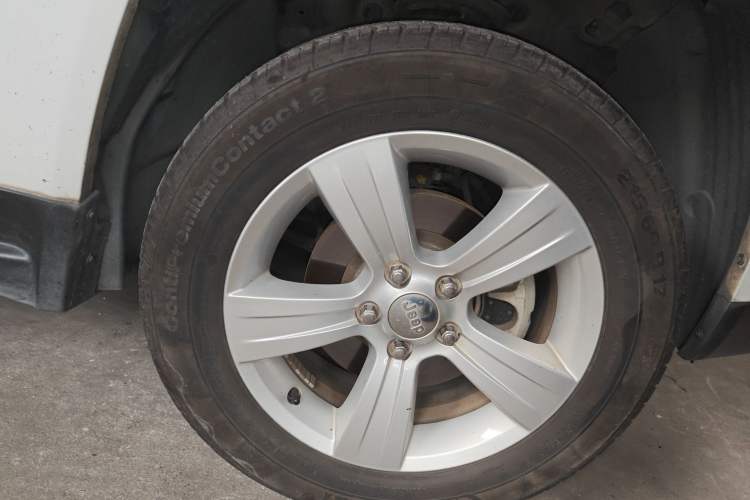 Used Jeep Compass 2013 2.0L two-wheel drive sport version Right Front Wheel Hub