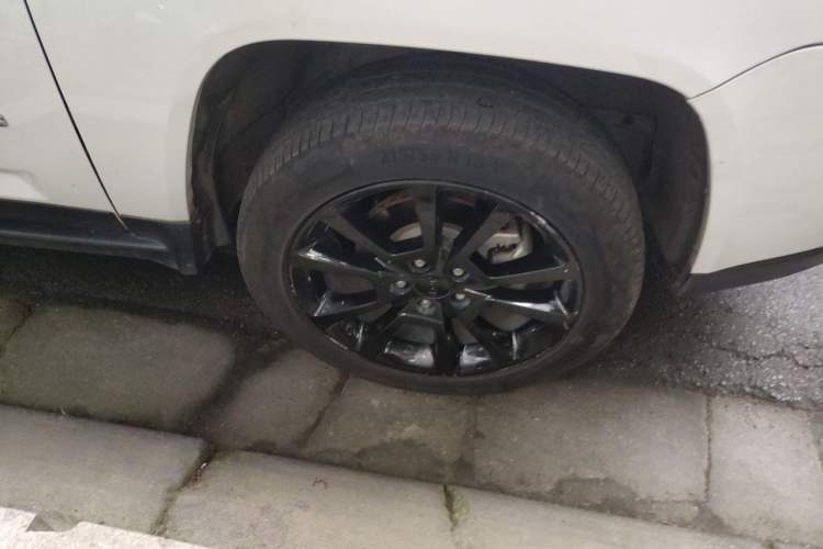 Used Jeep Compass 2013 2.4L four-wheel drive luxury version Right Front Wheel Hub