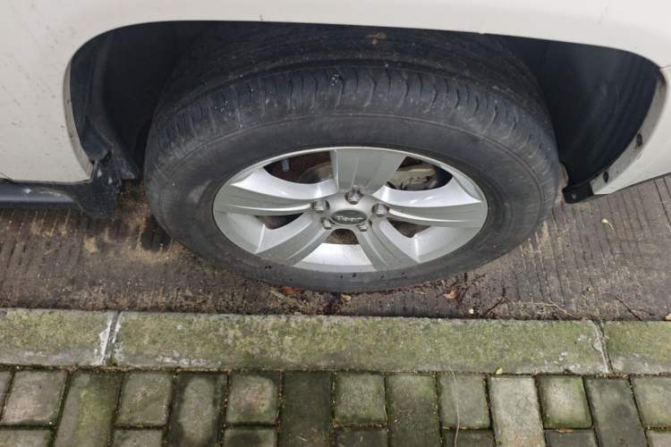 Used Jeep Compass 2013 2.4L four-wheel-drive sport version Right Front Wheel Hub