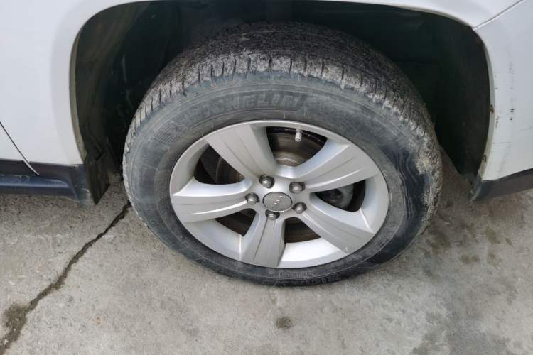 Used Jeep Compass 2013 2.4L four-wheel-drive sport version Right Front Wheel Hub