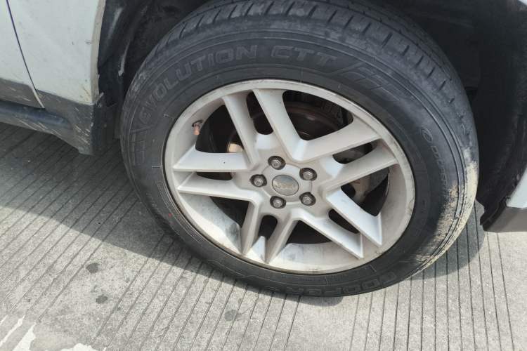 Used Jeep Compass 2013 2.0L two-wheel drive luxury version Right Front Wheel Hub