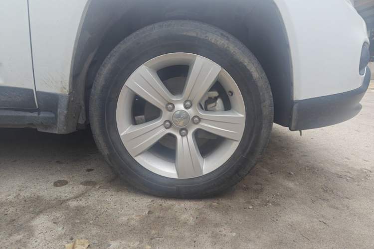Used Jeep Compass 2013 2.4L four-wheel-drive sport version Right Front Wheel Hub
