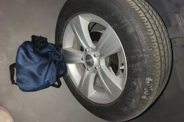 Used Jeep Compass 2013 2.0L two-wheel drive sport version Right Front Wheel Hub
