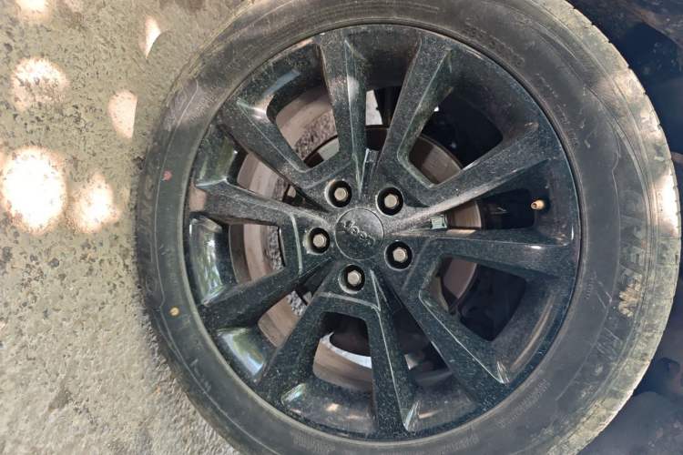 Used Jeep Compass 2013 2.4L Four-wheel Drive Black Edition with Navigation Right Front Wheel Hub