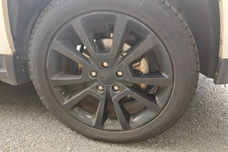 Used Jeep Compass 2013 2.4L Four-wheel Drive Black Edition with Navigation Right Front Wheel Hub