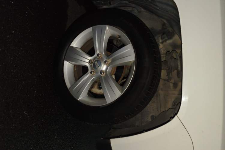 Used Jeep Compass 2013 2.4L four-wheel-drive sport version Right Front Wheel Hub