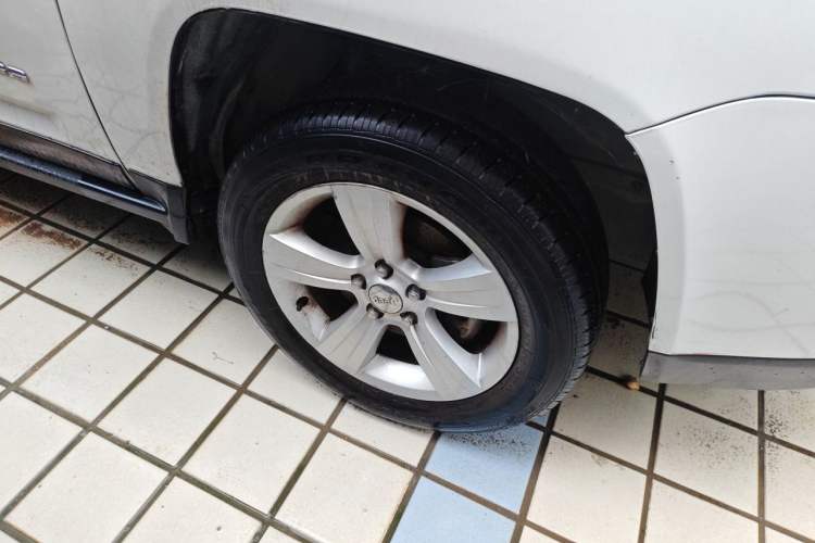 Used Jeep Compass 2013 2.0L two-wheel drive sport version Right Front Wheel Hub