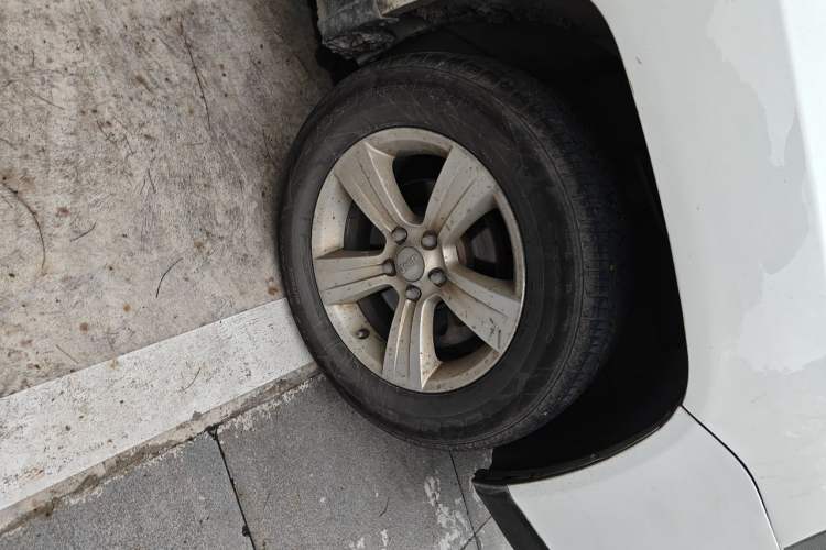 Used Jeep Compass 2013 2.4L four-wheel-drive sport version Right Front Wheel Hub