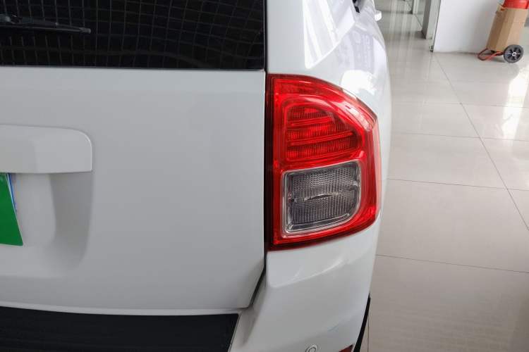 Used Jeep Compass 2013 2.4L four-wheel-drive sport version Right Rear Taillight