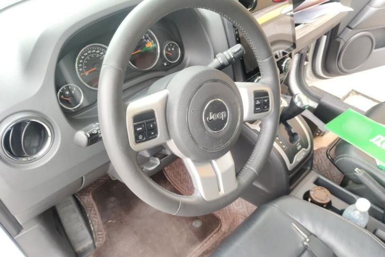 Used Jeep Compass 2013 2.4L four-wheel drive luxury version Steering Wheel