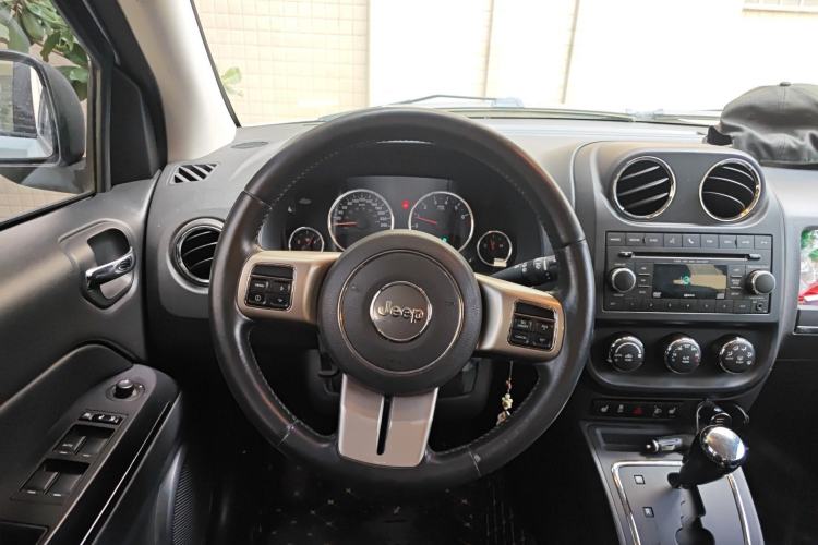 Used Jeep Compass 2013 2.4L four-wheel drive urban version Steering Wheel