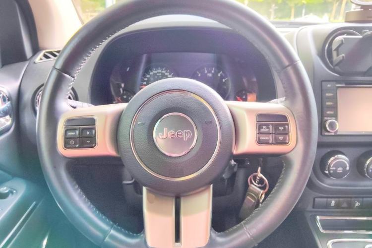 Used Jeep Compass 2013 2.4L four-wheel-drive sport version Steering Wheel