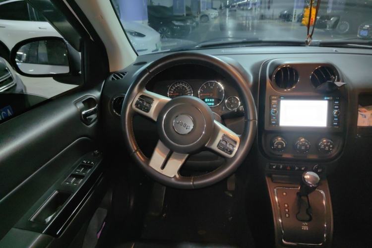 Used Jeep Compass 2013 2.4L four-wheel drive luxury version Steering Wheel