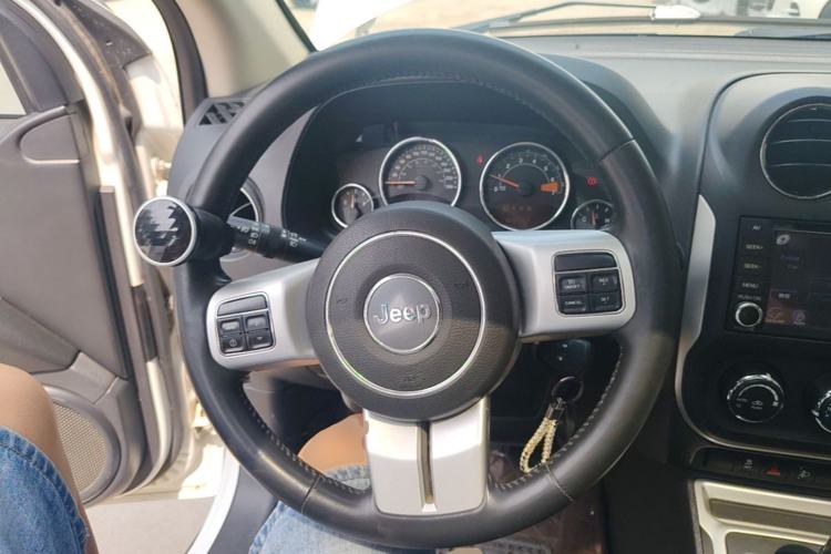 Used Jeep Compass 2013 2.4L four-wheel-drive sport version Steering Wheel