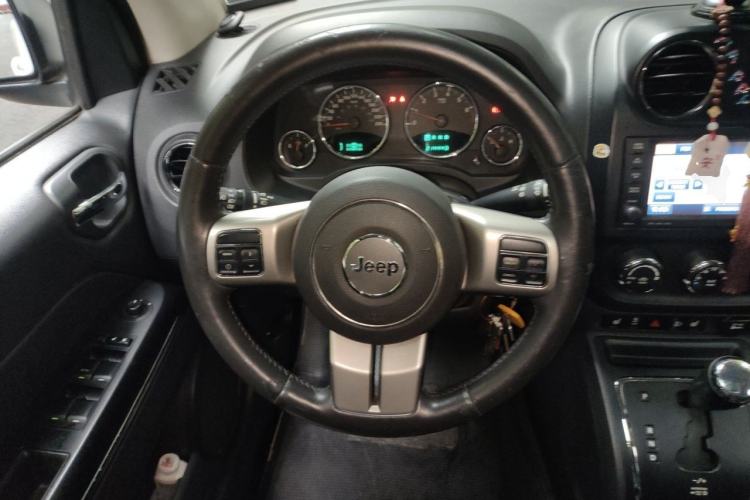 Used Jeep Compass 2013 2.4L four-wheel drive luxury version Steering Wheel