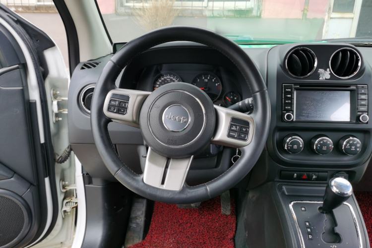 Used Jeep Compass 2013 2.4L four-wheel-drive sport version Steering Wheel
