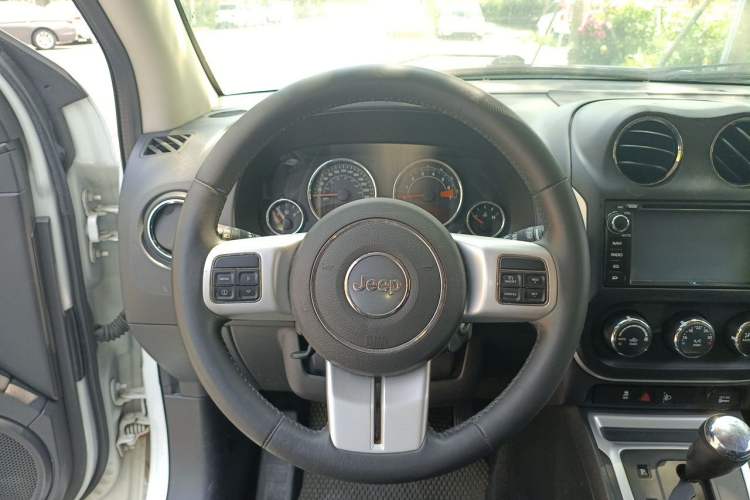 Used Jeep Compass 2013 2.4L four-wheel-drive sport version Steering Wheel