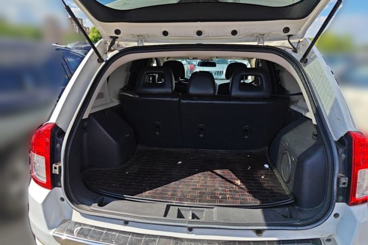 Used Jeep Compass 2013 2.4L four-wheel drive urban version Trunk