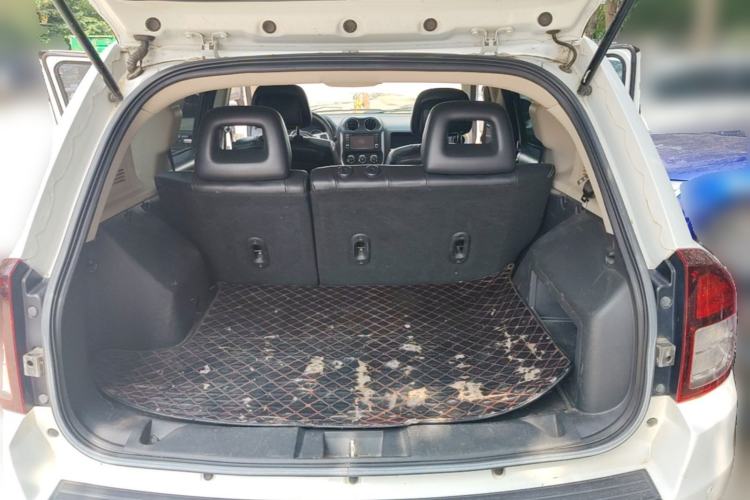 Used Jeep Compass 2013 2.4L four-wheel-drive sport version Trunk